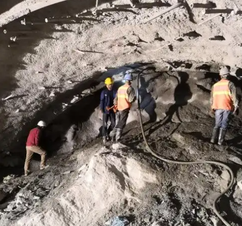 峨边拱顶带模注浆料的施工流程及注意事项